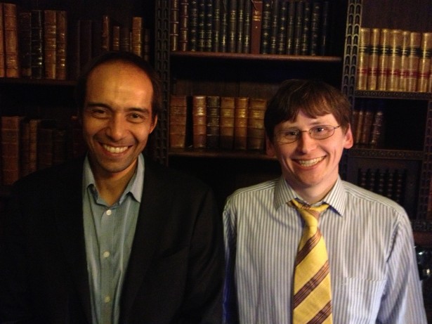 Profesor Cristián Banfi (PhD Cambridge) y Alberto Pino (DPhil candidate Oxford).