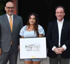 Daniela Riffo recibe el Premio Alumni UAH 2024