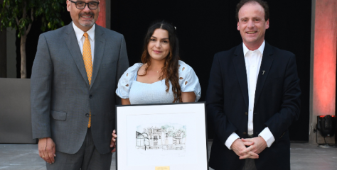 Daniela Riffo recibe el Premio Alumni UAH 2024