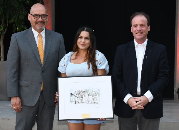 Daniela Riffo recibe el Premio Alumni UAH 2024