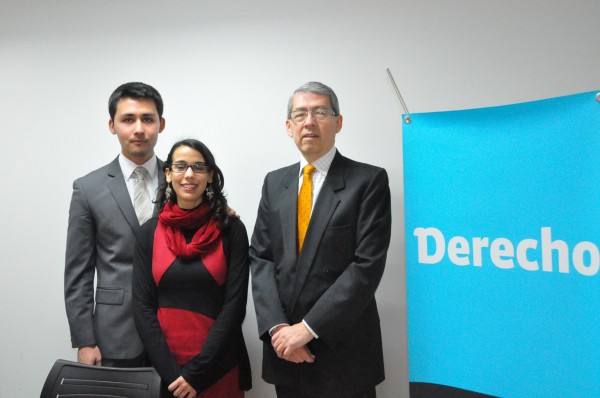  Alumnos de la Clínica junto al Cónsul General del Perú en Chile Sr. Alejandro Riveros