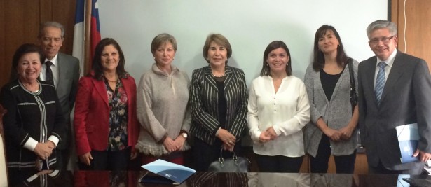 La profesora Miriam Henríquez junto a los Ministros de la Excma. Corte de Apelaciones de San Miguel: Ana María Arratia, Ismael Contreras, María Soledad Espina, María Teresa Letelier, Inés Martínez, Sylvia Pizarro y Roberto Contreras (izquierda a derecha). 