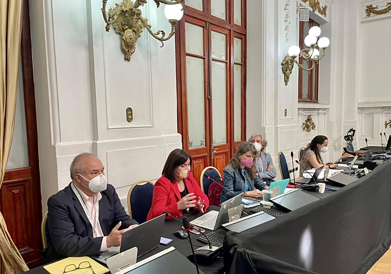 Decana Miriam Henríquez junto al profesor Jaime Arellano